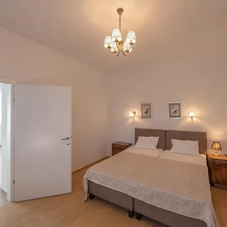 Musik - Historical In Apartment *